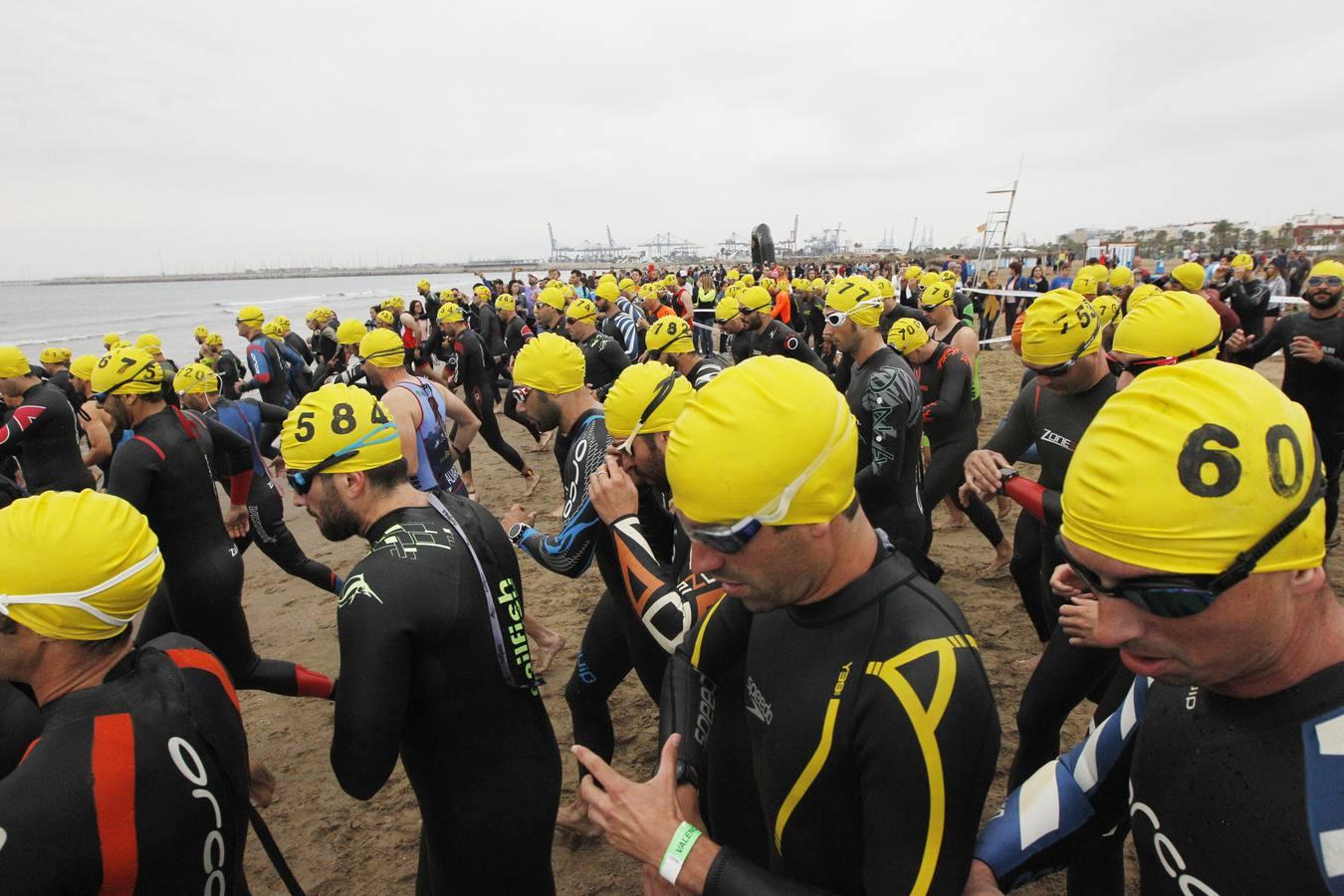 Francisco Fernández (Trampolín de Toledo) y Anna Noguera (Igualada) se llevaron el triunfo en el triatlón Media Distancia (1,9 kms de natación, 90 kms de bici y medio maratón) celebrada en la playa de Las Arenas. El campeón masculino lo hizo en 3.48.08 mientras que Noguera necesitó 4.11.39 