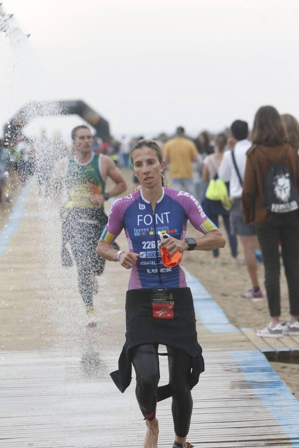 Francisco Fernández (Trampolín de Toledo) y Anna Noguera (Igualada) se llevaron el triunfo en el triatlón Media Distancia (1,9 kms de natación, 90 kms de bici y medio maratón) celebrada en la playa de Las Arenas. El campeón masculino lo hizo en 3.48.08 mientras que Noguera necesitó 4.11.39 