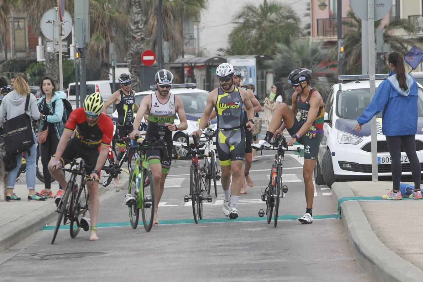 Francisco Fernández (Trampolín de Toledo) y Anna Noguera (Igualada) se llevaron el triunfo en el triatlón Media Distancia (1,9 kms de natación, 90 kms de bici y medio maratón) celebrada en la playa de Las Arenas. El campeón masculino lo hizo en 3.48.08 mientras que Noguera necesitó 4.11.39 