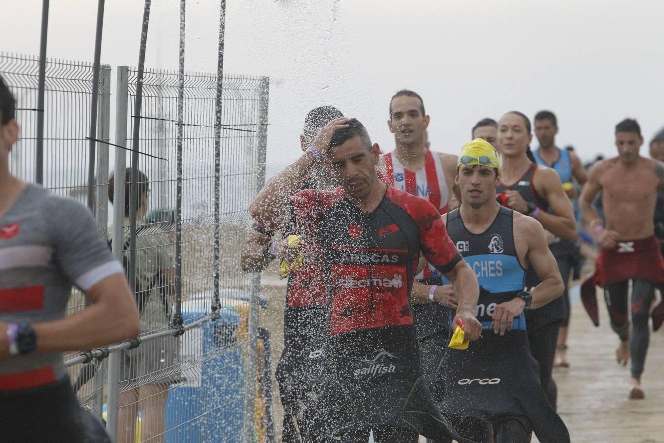 Francisco Fernández (Trampolín de Toledo) y Anna Noguera (Igualada) se llevaron el triunfo en el triatlón Media Distancia (1,9 kms de natación, 90 kms de bici y medio maratón) celebrada en la playa de Las Arenas. El campeón masculino lo hizo en 3.48.08 mientras que Noguera necesitó 4.11.39 