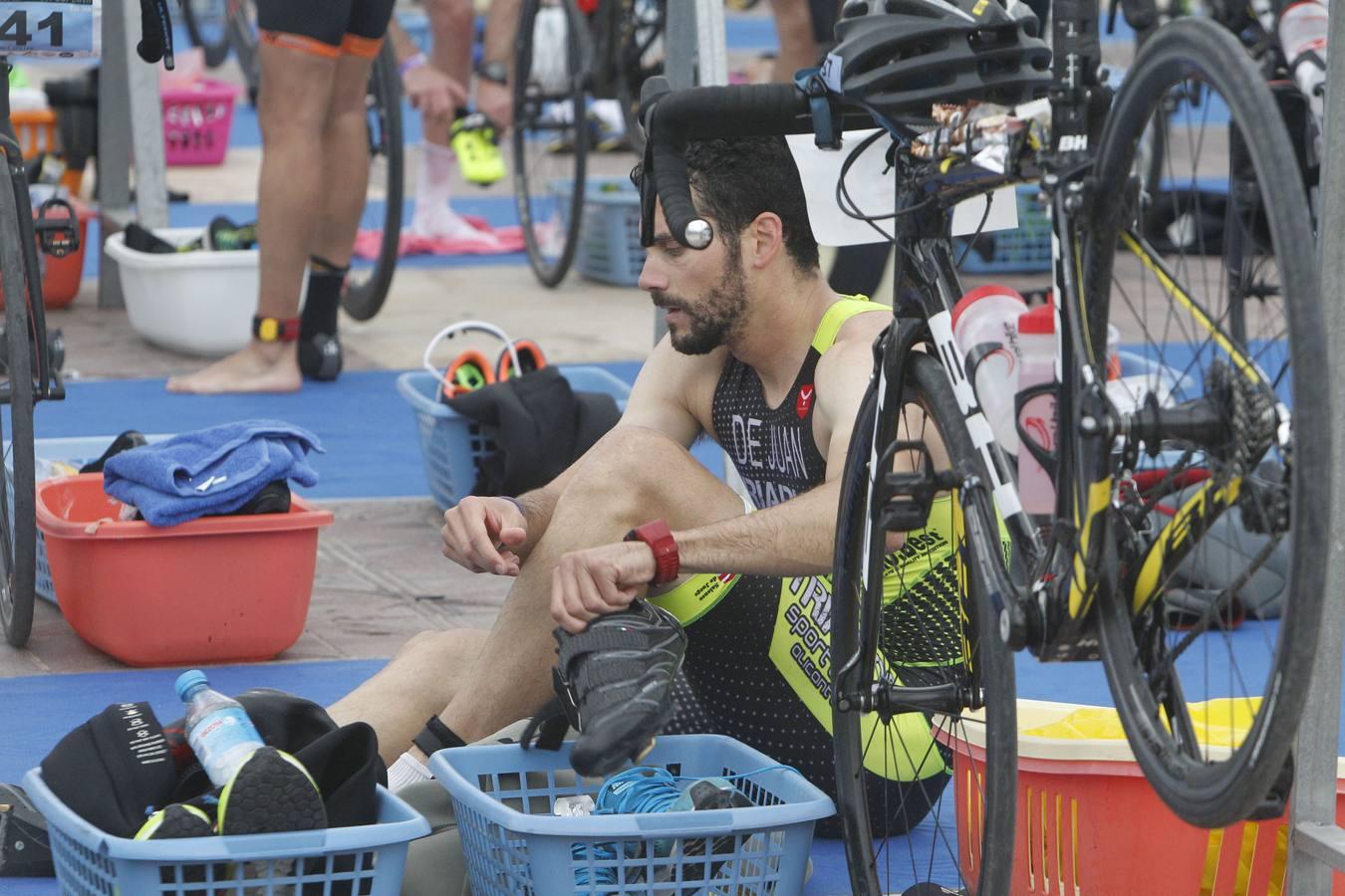 Francisco Fernández (Trampolín de Toledo) y Anna Noguera (Igualada) se llevaron el triunfo en el triatlón Media Distancia (1,9 kms de natación, 90 kms de bici y medio maratón) celebrada en la playa de Las Arenas. El campeón masculino lo hizo en 3.48.08 mientras que Noguera necesitó 4.11.39 