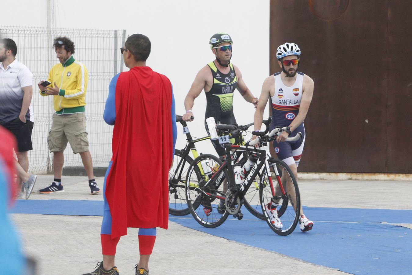 Francisco Fernández (Trampolín de Toledo) y Anna Noguera (Igualada) se llevaron el triunfo en el triatlón Media Distancia (1,9 kms de natación, 90 kms de bici y medio maratón) celebrada en la playa de Las Arenas. El campeón masculino lo hizo en 3.48.08 mientras que Noguera necesitó 4.11.39 