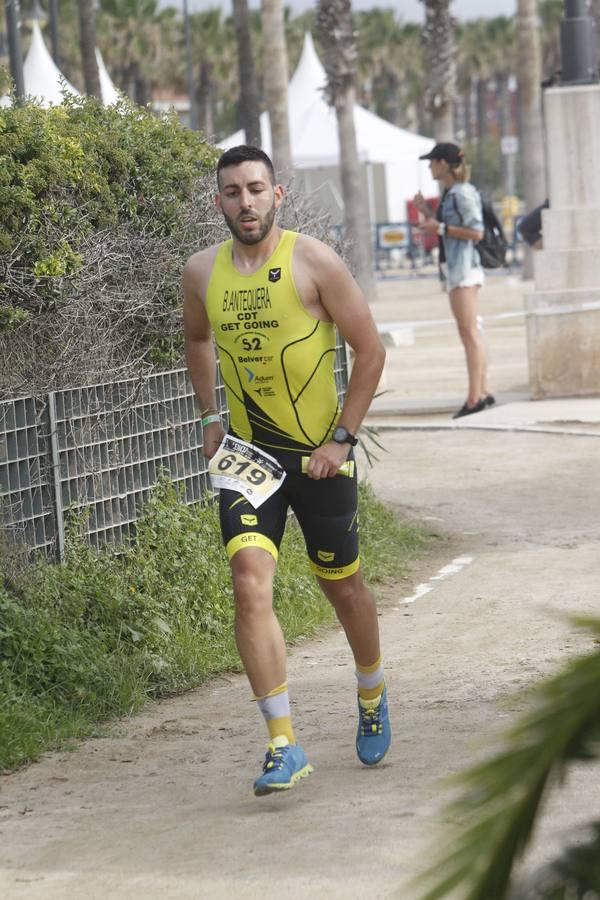 Francisco Fernández (Trampolín de Toledo) y Anna Noguera (Igualada) se llevaron el triunfo en el triatlón Media Distancia (1,9 kms de natación, 90 kms de bici y medio maratón) celebrada en la playa de Las Arenas. El campeón masculino lo hizo en 3.48.08 mientras que Noguera necesitó 4.11.39 