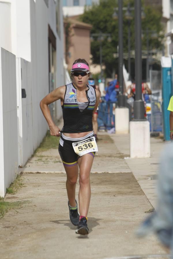 Francisco Fernández (Trampolín de Toledo) y Anna Noguera (Igualada) se llevaron el triunfo en el triatlón Media Distancia (1,9 kms de natación, 90 kms de bici y medio maratón) celebrada en la playa de Las Arenas. El campeón masculino lo hizo en 3.48.08 mientras que Noguera necesitó 4.11.39 