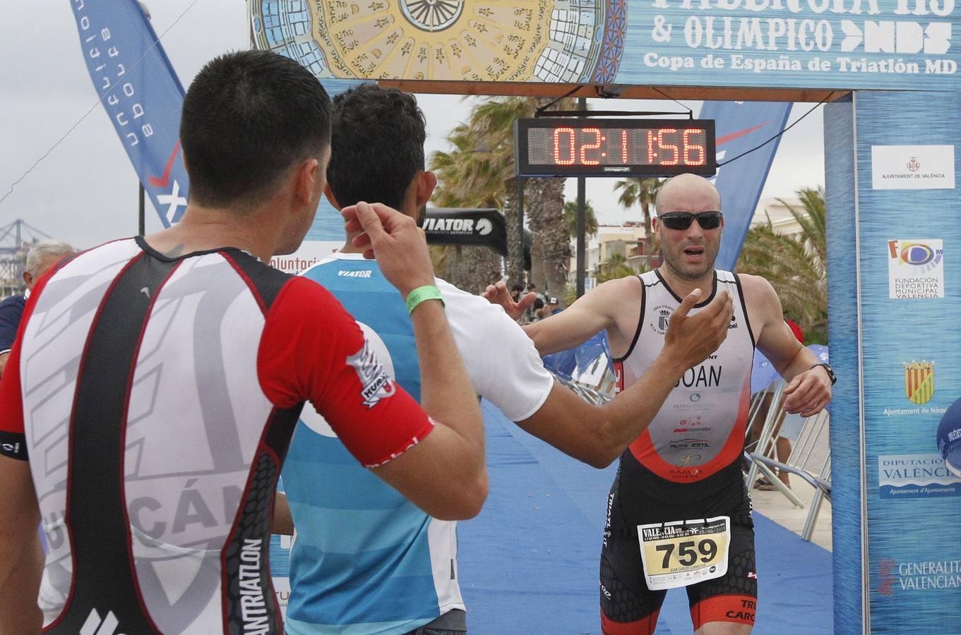 Francisco Fernández (Trampolín de Toledo) y Anna Noguera (Igualada) se llevaron el triunfo en el triatlón Media Distancia (1,9 kms de natación, 90 kms de bici y medio maratón) celebrada en la playa de Las Arenas. El campeón masculino lo hizo en 3.48.08 mientras que Noguera necesitó 4.11.39 