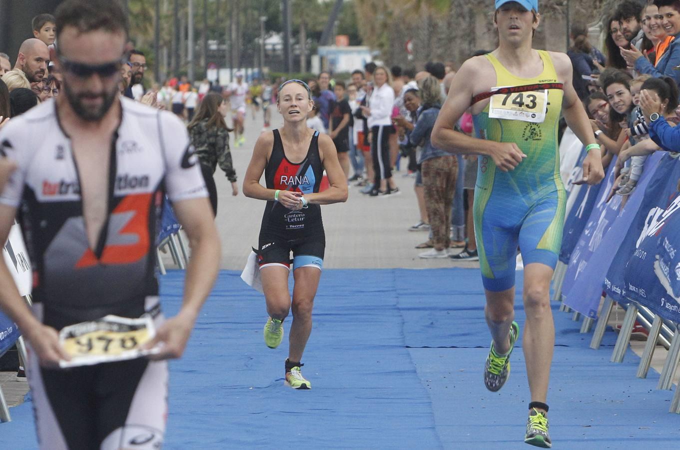 Francisco Fernández (Trampolín de Toledo) y Anna Noguera (Igualada) se llevaron el triunfo en el triatlón Media Distancia (1,9 kms de natación, 90 kms de bici y medio maratón) celebrada en la playa de Las Arenas. El campeón masculino lo hizo en 3.48.08 mientras que Noguera necesitó 4.11.39 