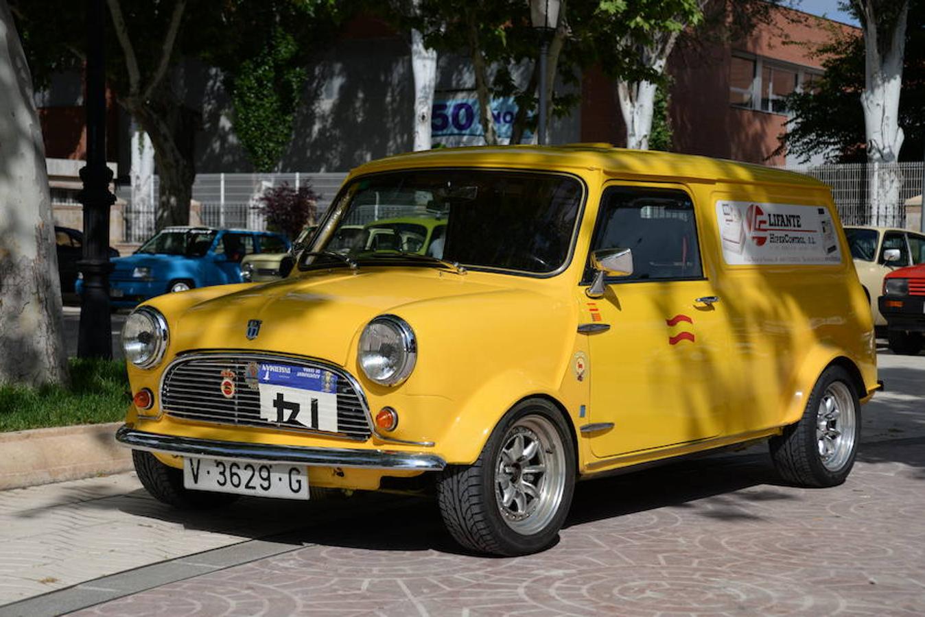 El domingo 10 de junio se celebró en Utiel la 14ª edición de la Concentración Plana de Utiel de Coches Clásicos. Allí asistieron más de 180 automóviles llegados desde todos los puntos de España, sobre todo de la provincia de Valencia, pero también de lugares como Cantabria, Salamanca, Albacete, Cuenca, Teruel o Toledo. Entre los participantes destacó la presencia de un Cadillac de 1954, el más antiguo de todos los expuestos. También los coches del club Altea motor Classic, o de los clubes de Seat 600 y Seat 124, además del Club Citroën XM de España. Todos ellos, junto con el resto de los participantes, coparon la Alameda principal de Utiel y sus alrededores, de manera que el evento se convirtió en la atracción principal del fin de semana en toda la comarca.