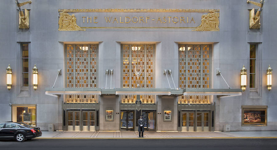 Waldorf Astoria | Uno de los hoteles más importantes de Nueva York cuenta con una estación de tren subterránea secreta. En la actualidad está en desuso, pero alrededor de 1930 fue utilizada (y construida) para los deplazamientos de Franklin D. Roosevelt. Cuando el por aquel entonces presidente de los Estados Unidos visitaba su ciudad natal, vivía en la suite del Waldorf Astoria y para que nadie le viera ir a su alojamiento, cogía el tren al que accedía en su limusina blindada y de lujo. Le conducía por los túneles subterráneos y secretos de la Vía 61 hasta llegar a la estación privada que tenía bajo tierra el establecimiento, ubicado cerca de la Terminal Grand Central.