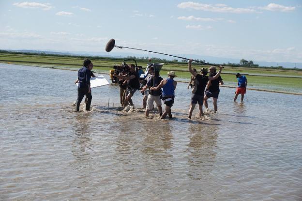 El equipo de rodaje de 'El embarcadero' durante la grabación de una escena en la Albufera. 