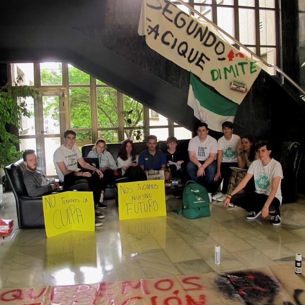 Estudiantes encerrados en el rectorado de la universidad. 