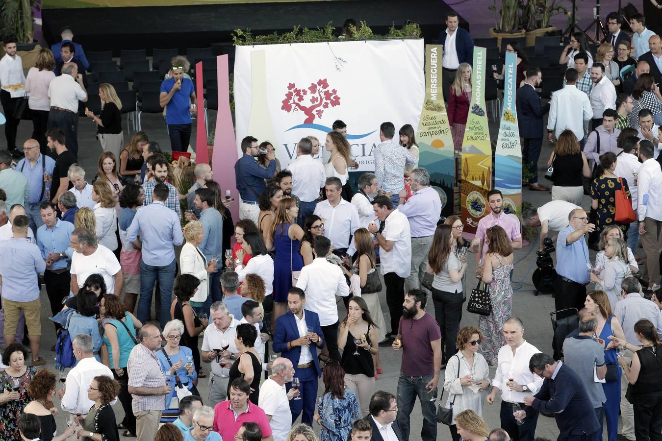 El evento ha reunido a más de una treintena de bodegas amparadas por la marca organizadora, las cuales han aprovechado el evento para presentar su diversa y amplia oferta