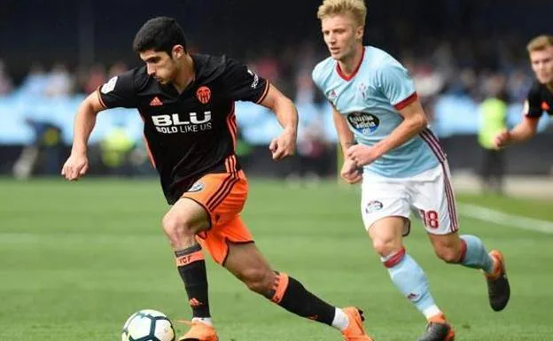 Guedes conduce la pelota ante la presión de Wass. 