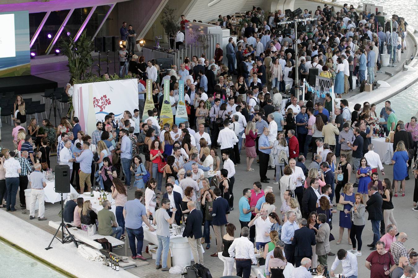 El evento ha reunido a más de una treintena de bodegas amparadas por la marca organizadora, las cuales han aprovechado el evento para presentar su diversa y amplia oferta