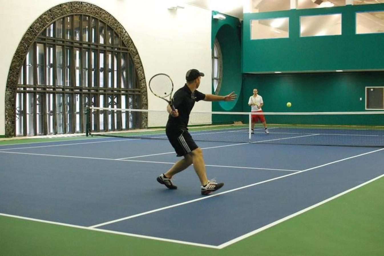 ¿Pero hubieran pensado que entre sus paredes se esconde una pista de tenis? Pues sí, aunque no todo el mundo puede permitirse el precio de las clases. El Venderbilt Tennis Club es, sin duda, uno de los lugares más originales donde practicar este deporte en Nueva York.