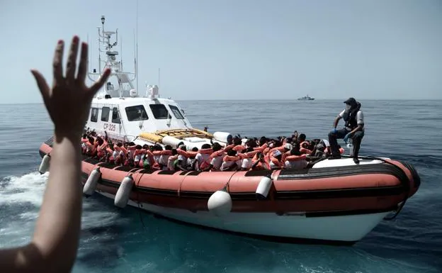 Parte de los inmigrantes inician el traslado a uno de los barcos italianos. 