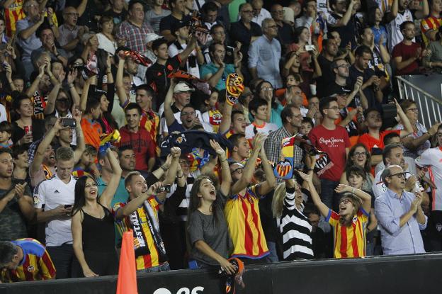 Aficionados del Valencia, en Mestalla. 