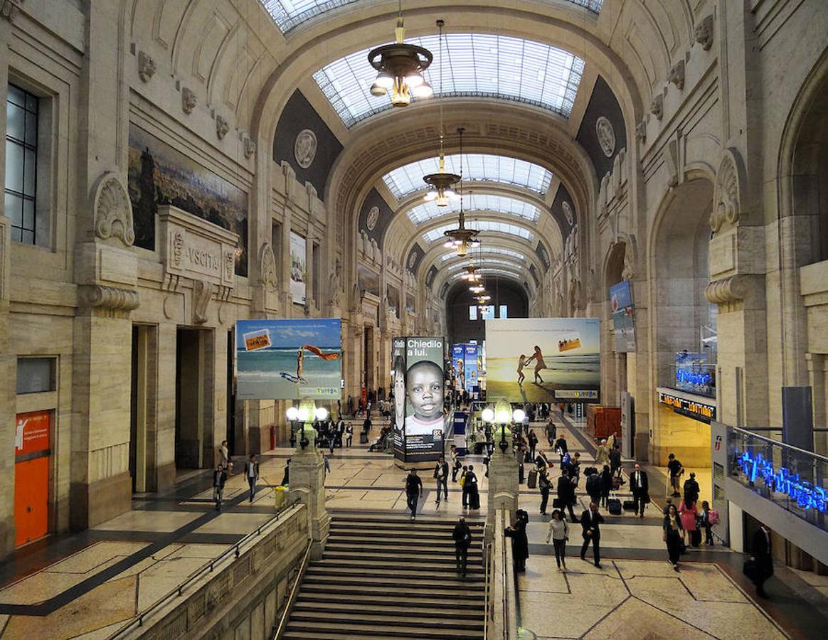 Estación Central de Milán | Inaugurada en el año 1931, la Estación Central de trenes de Milán es una de las más grandes y bonitas de toda Europa. Su mezcla de estilos arquitectónicos, entre los que destacan el Art Nouveau y el Art Decó, la sitúan como uno de los monumentos imprescindibles a visitar cuando se viaja a la ciudad.