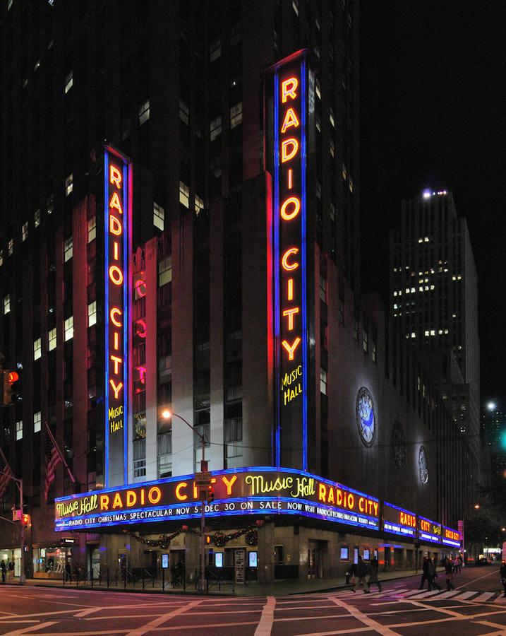 Radio City Hall | Nueva York está llena de secretos y uno de ellos se encuentra en el Radio City Hall, considerado como una de las obras maestras de la ciudad por su hermoso y extraordinario diseño Art Decó. El Radio City Hall es famoso, entre otros espectáculos, por su mítico show de las Rockettes. Aunque hay algo más allá...