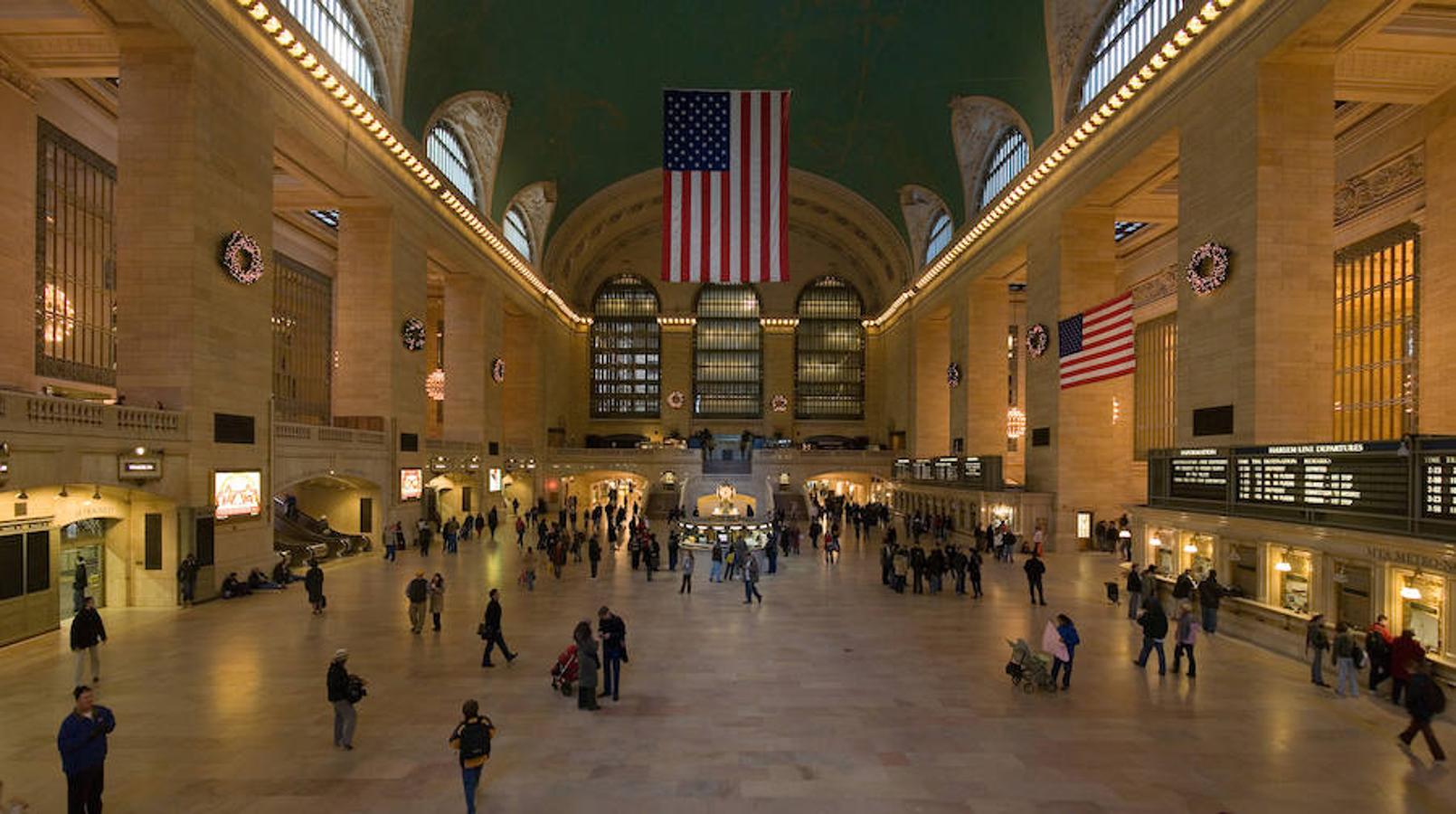 Grand Central Terminal (Nueva York) | La estación más famosa de Nueva York se construyó en el año 1913 en la calle 42, con edificios anexos que van desde Madison Avenue hasta Lexington Avenue. De estilo Beaux Arts, el edificio cuenta con un espectacular vestíbulo con grandes ventanales que filtran la luz y una gran bandera estadounidense que cuelga desde los ataques del 11-S.