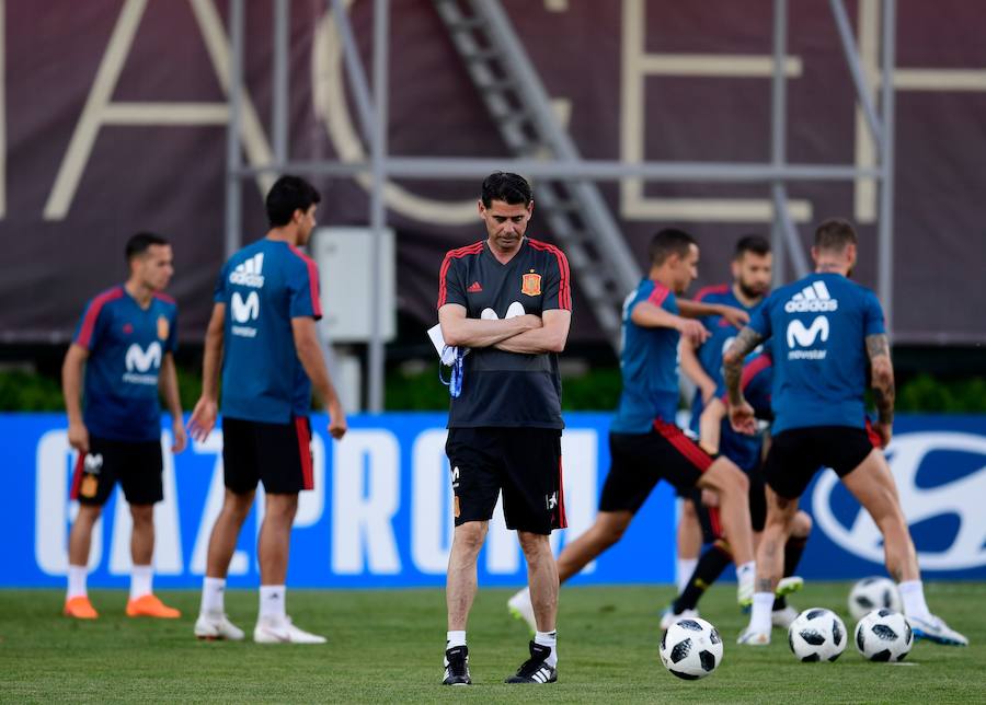 Fernando Hierro ha dirigido su primer entrenamiento como seleccionador de España, horas después de oficializarse su nombramiento en sustitución de Julen Lopetegui. 