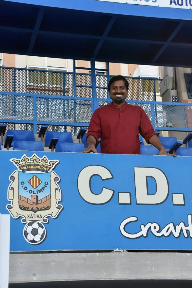 Anuj Gupta, en la grada del estadio de La Murta. 