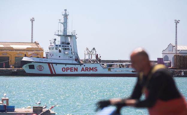 El buque de rescate humanitario Proactiva Open Arms que se encuentra desde hace un mes y medio en el puerto castellonense de Burriana, participará en labores de apoyo al Aquarius.