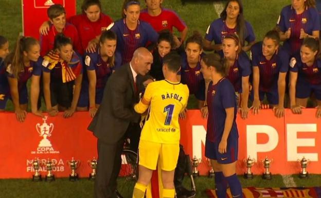 Rubiales se dirige a la capitana del Barça para intentar que no colgara la senyera en la Copa. 