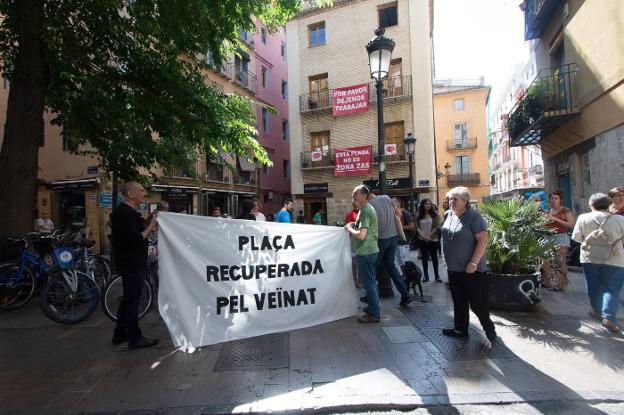 Protesta contra la saturación de terrazas el pasado sábado en una plaza del Carmen. 