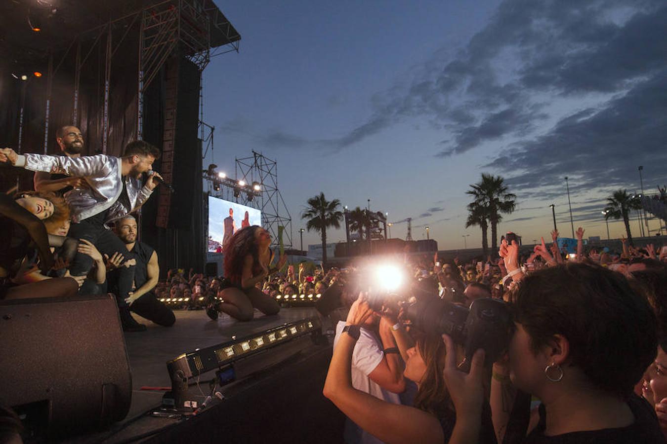 Miles de personas han vibrado este viernes con el concierto de los ‘triunfitos’ en la Marina. Los participantes del concurso despliegan su talento con canciones como ‘Lo malo’, ‘Camina’ y ‘A quién le importa’.