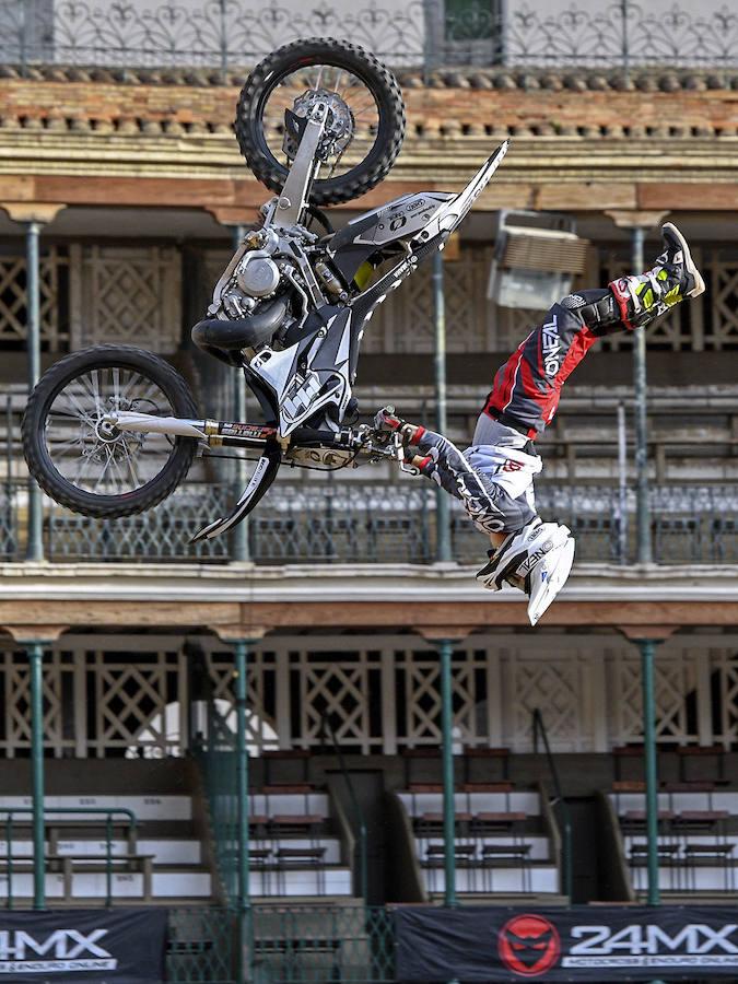 El pasado viernes 9 de junio, los principales pilotos de Freestyle en moto a nivel nacional se dieron cita en el I XTREME MONSTER FREESTYLE VALENCIA, disputado en la plaza de Toros. El mítico especialista Edgar Torronteras, los expertos Dani Torres y Maikel Melero, y los 'rookies' de la categoría Edu García y Xavi 'Jabato' entusiasmaron a un numeroso público entre los que destacó la gran cantidad de niños y familias y hasta una pedida de mano en directo.