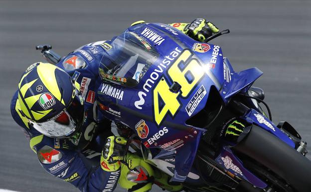 Valentino Rossi, durante los entrenamientos de este viernes en Montmeló. 