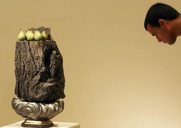 Un hombre contempla la escultura 'En las nubes', de Gerardo Rueda, en una exposición del IVAM. 