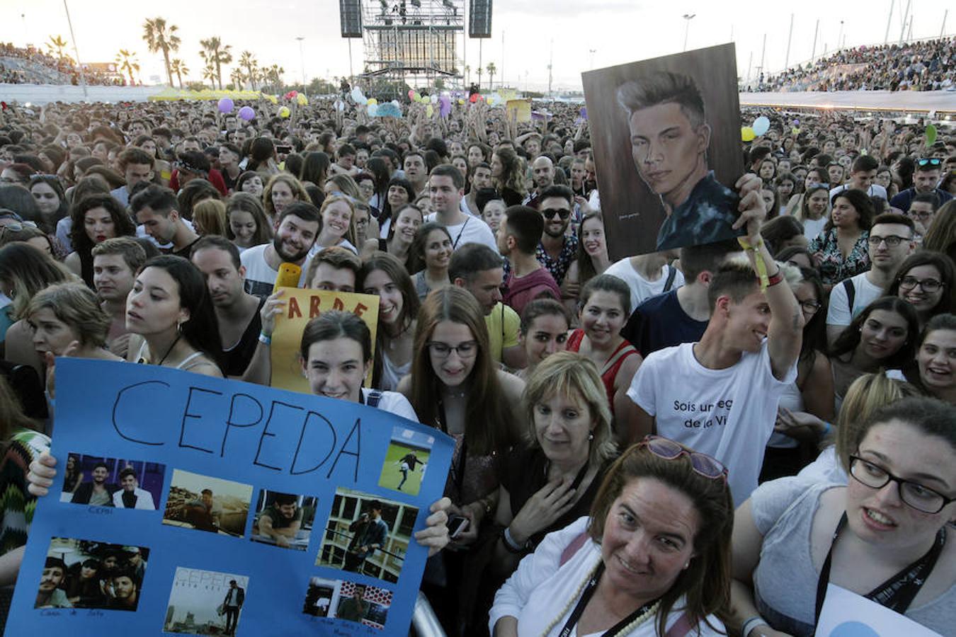 Miles de personas han vibrado este viernes con el concierto de los ‘triunfitos’ en la Marina. Los participantes del concurso despliegan su talento con canciones como ‘Lo malo’, ‘Camina’ y ‘A quién le importa’.