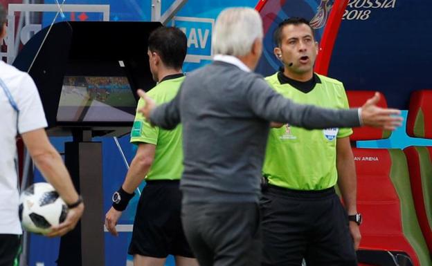 El árbitro consulta el penalti con el VAR