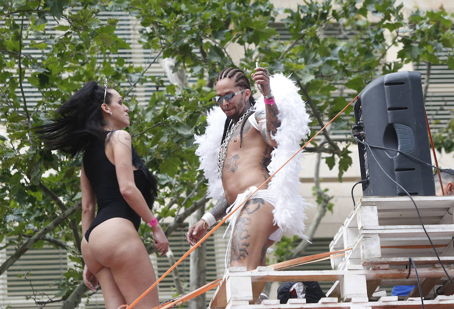 Miles de personas participan en la marcha que recorre el centro de la ciudad entre Navarro Reverter y la plaza del Ayuntamiento