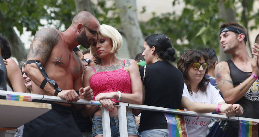 Miles de personas participan en la marcha que recorre el centro de la ciudad entre Navarro Reverter y la plaza del Ayuntamiento