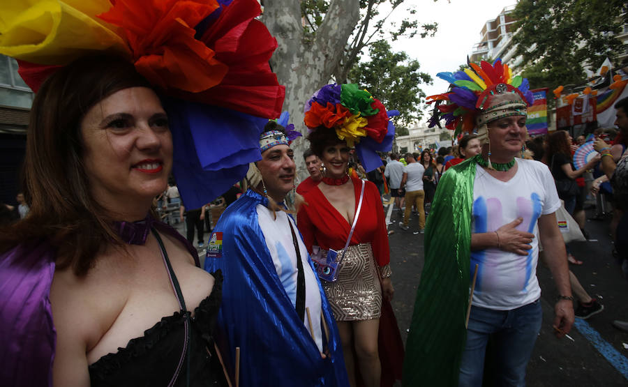 Miles de personas participan en la marcha que recorre el centro de la ciudad entre Navarro Reverter y la plaza del Ayuntamiento