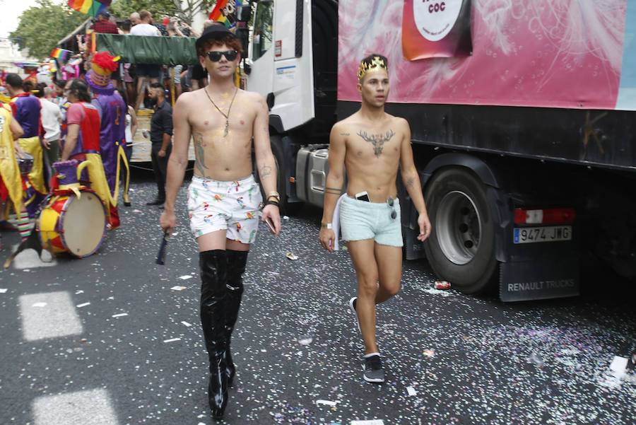 Miles de personas participan en la marcha que recorre el centro de la ciudad entre Navarro Reverter y la plaza del Ayuntamiento