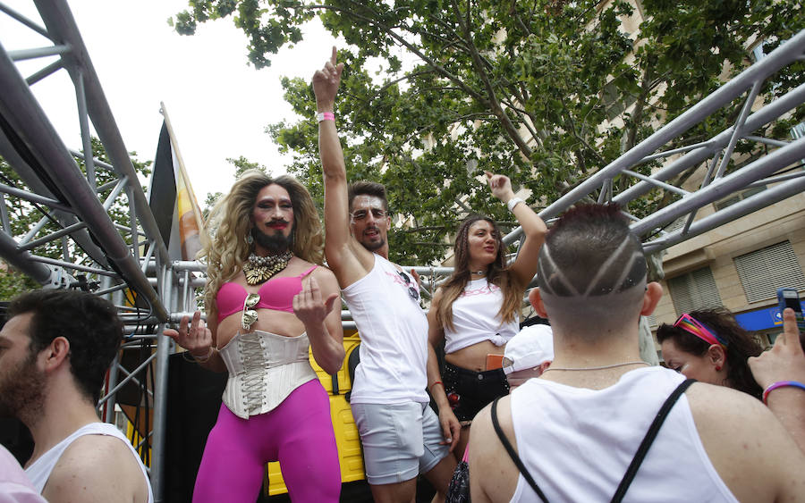 Miles de personas participan en la marcha que recorre el centro de la ciudad entre Navarro Reverter y la plaza del Ayuntamiento