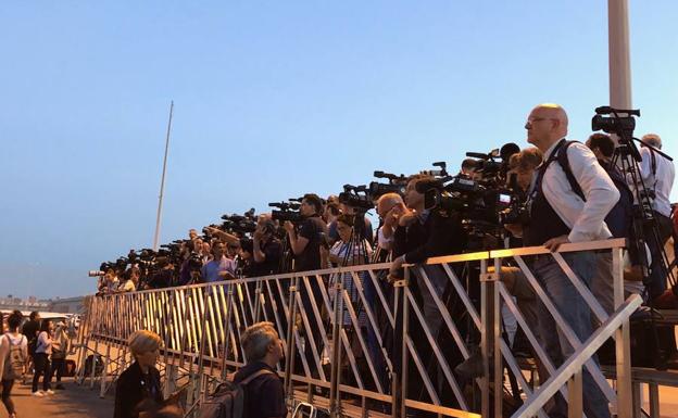 730 periodistas de 180 medios esperan a la flotilla del Aquarius en el puerto de Valencia