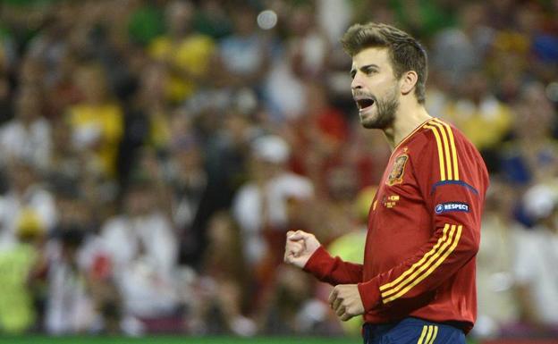 Piqué celebra el gol que marcó en la tande de penaltis en las semifinales de la Eurocopa de 2012 contra Portugal.