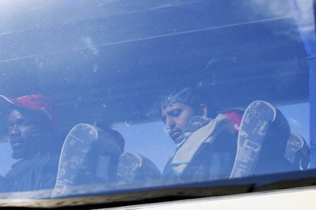 Dos de los 629 inmigrantes del 'Aquarius', ayer, trasladados en autobús tras el desembarco en el puerto de Valencia. 
