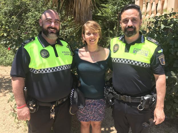 Los agentes junto a Vera Lucía Bezerra. 