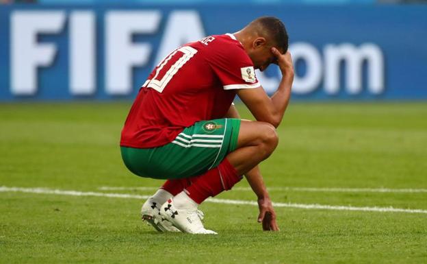 Bouhaddouz se lamenta tras el gol en propia meta ante Irán.