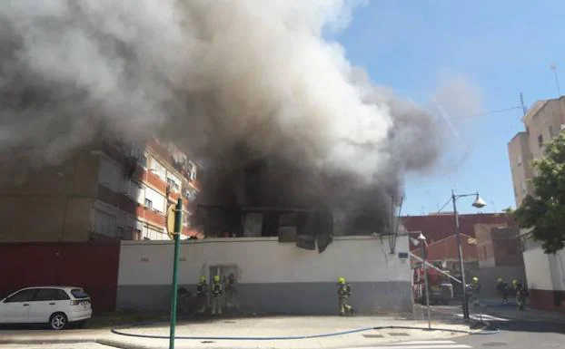 Densa columna de humo generada por las virulentas llamas de fuego. 