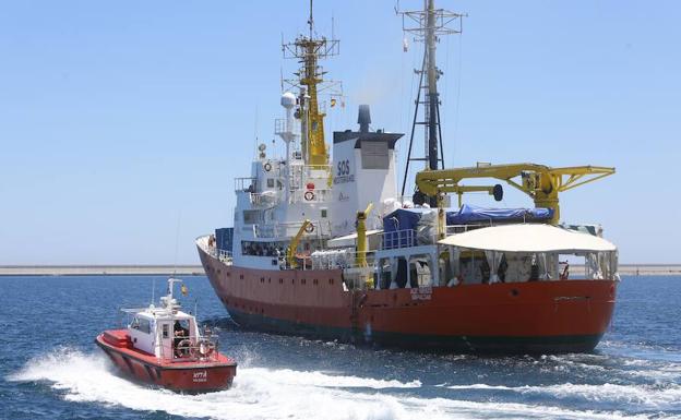 El 'Aquarius' abandona el puerto de Valencia.