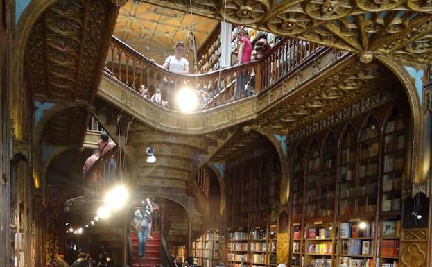 Hasta 2.000 turistas abarrotan al día la librería Lello, en Oporto. 