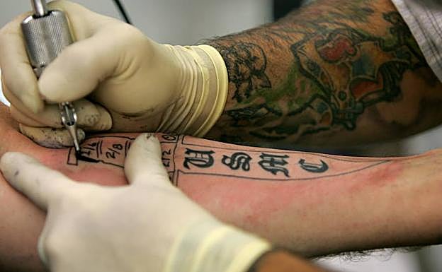 La OCU advierte sobre los riesgos de los tatuajes en la salud