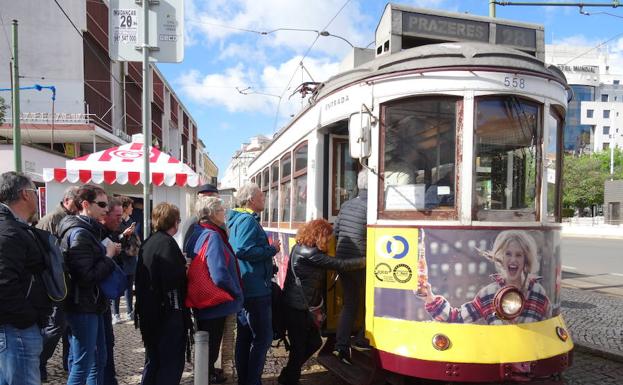 Turistas colapsan a diario el emblemático tranvía de Lisboa, que recorre las calles y barrios más pintorescos de la ciudad. 