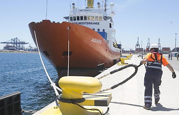 El buque 'Aquarius', en el puerto de Valencia, momentos antes de zarpar, ayer. 